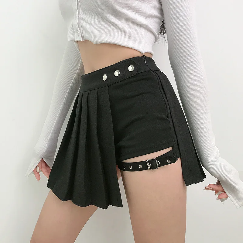 Edgy and Feminine: Combining Attitude and Elegance with a Black Mini Skirt缩略图